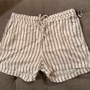 Old Navy NWT cream and white shorts size Large